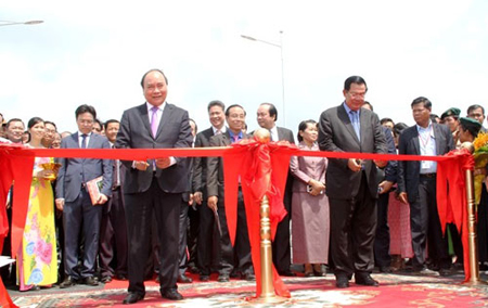 Thủ tướng Chính phủ Nguyễn Xuân Phúc và Thủ tướng Chính phủ Vương quốc Campuchia Samdech Techo Hun Sen cắt băng khánh thành cầu Long Bình-Chrey Thom.